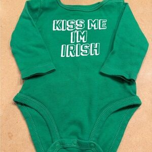 ☘️ Kiss Me I’m Irish ☘️ Carter's Baby Bodysuit Onesie Size 6 Months